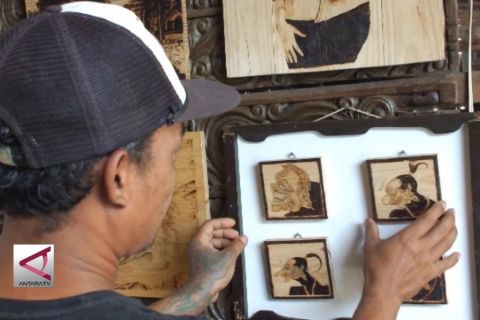 Pelukis pirografi dengan solder listrik