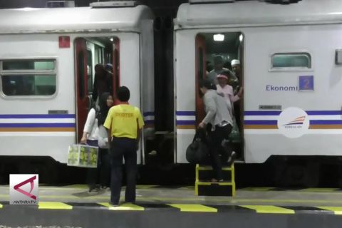 Pemudik mulai padati stasiun Kutoarjo