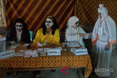 Petugas KPPS berbusana hantu