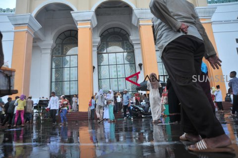 Shalat Idul Fitri di Masjid Agung Palembang