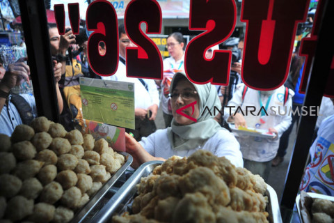 BPOM Pasang Stiker Pangan Aman di Sentra pempek 26 ilir