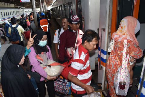 Arus balik Stasiun KA Madiun