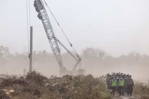 Pembersihan lahan bandara NYIA