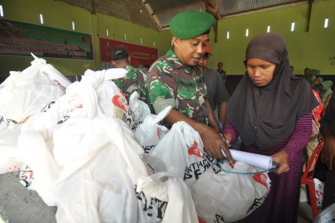 TNI peduli bagikan sembako
