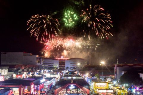 Kembang Api Menyambut HUT DKI