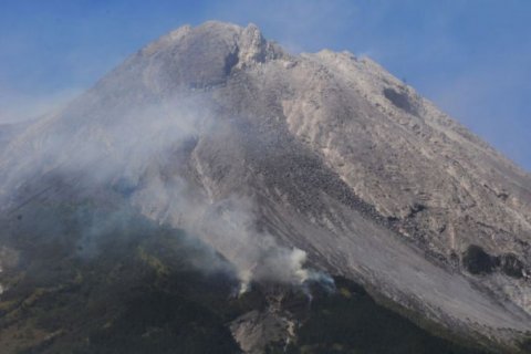 Lereng Gunung Merapi yang terbakar