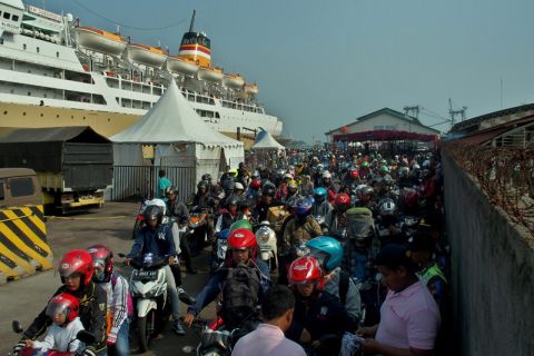 Pemudik Motor Menggunakan Kapal Laut