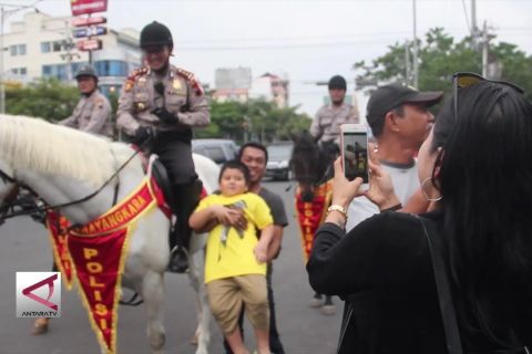 Menunggangi kuda, polisi sosialisasikan jalur aman arus balik