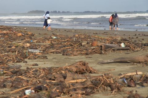 Pantai Dipenuhi Sampah