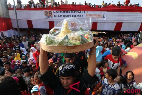 Larung sesaji labuh bumi Kediri