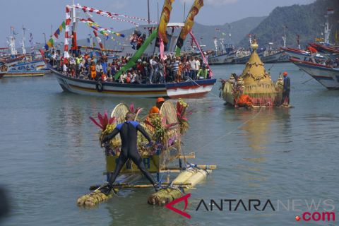 Tradisi larung sembonyo