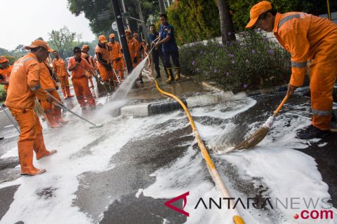 Bersihkan trotoar Jakarta