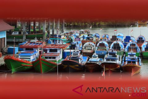 Nelayan tidak melaut karena gelombang tinggi