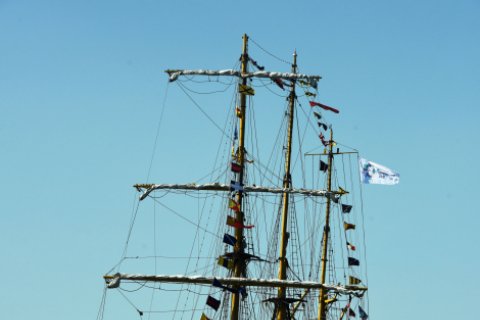 KRI Dewaruci Bawa Obor Asian Games