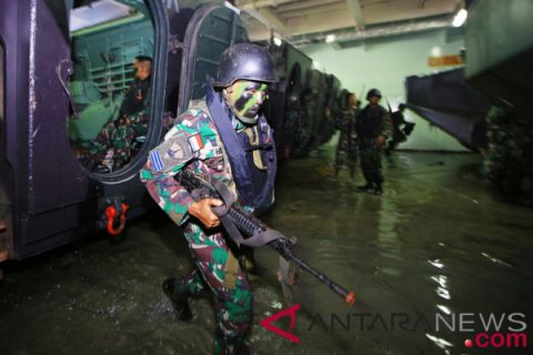 Pendaratan Marinir terhalang ombak tinggi