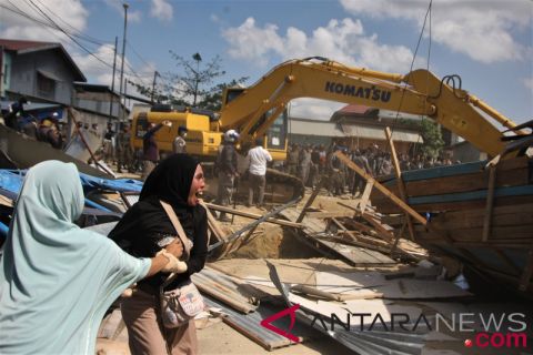 Satpol PP bongkar paksa kios