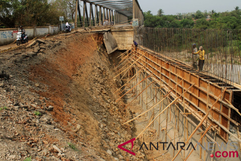 Perbaikan jembatan Cipamingkis Bekasi