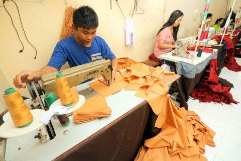 Produksi seragam sekolah