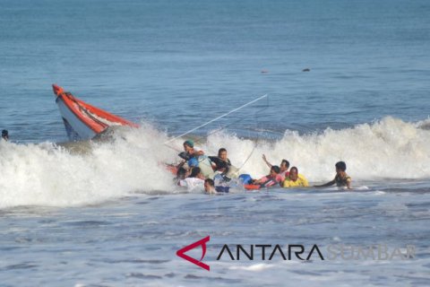 GELOMBANG TINGGI PANTAI BARAT SUMATERA