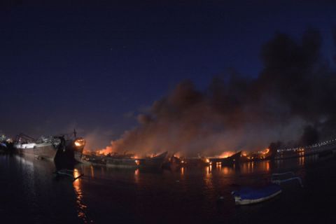 Kebakaran Kapal Belum Padam