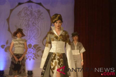 Peragaan Busana Diversity Of Indonesia