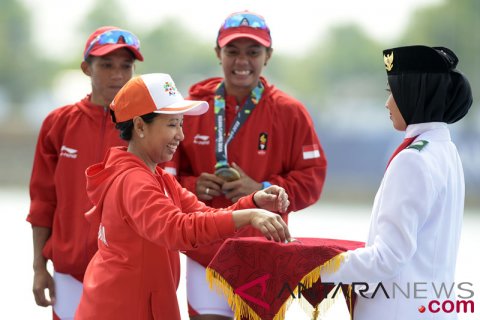 Menteri BUMN Berikan Medali Kano