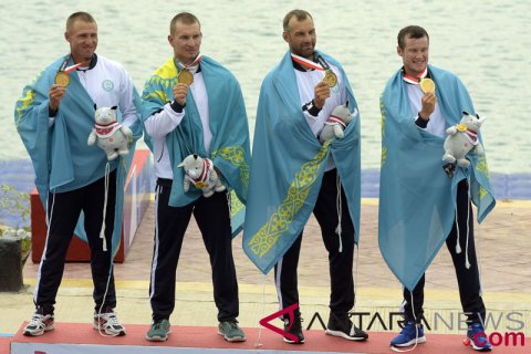 Medali Emas Kayak Empat Putra