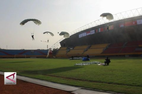 Aksi dirgantara semarakan Pawai obor Asian Games  di Palembang