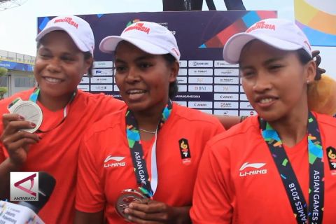 Sebuah perak perahu naga untuk Indonesia