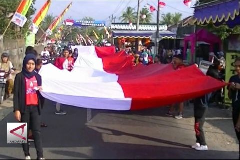 Warga Sleman arak bendera merah putih raksasa
