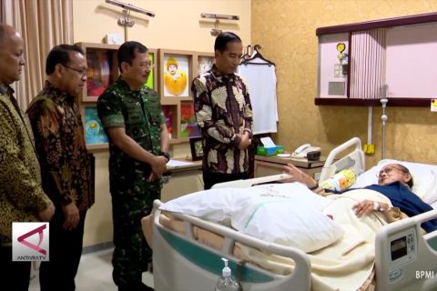 Presiden Jokowi jenguk presiden ke-3 RI BJ habibie