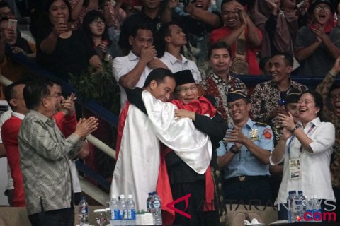 Jokowi Dan Prabowo Berpelukan