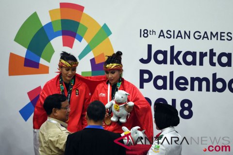 Medali Emas Pencak Silat Seni Ganda Putri Indonesia