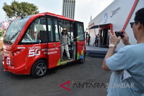 BUS LISTRIK NIRSOPIR TELKOMSEL