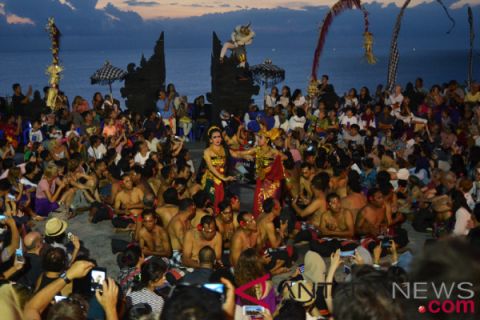 Pentas Tari Kecak Pura Uluwatu