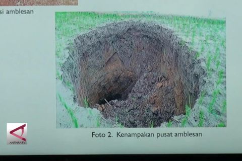 Amblesan tanah di Sukabumi karena ada terowongan