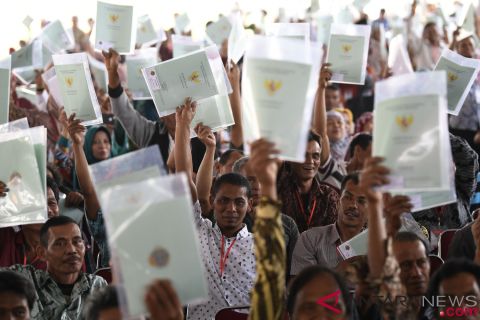 Presiden Serahkan Sertifikat Tanah