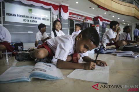 Belajar Mengajar Di Lobi Gedung DPRD Batam