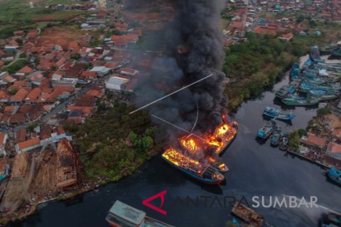 KEBAKARAN KAPAL PEKALONGAN
