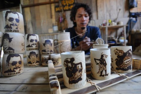 Kerajinan gelas berbahan bambu