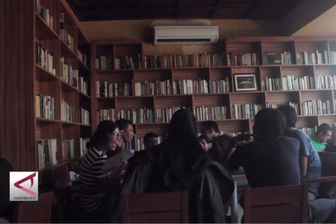 Keunikan kafe berkonsep perpustakaan