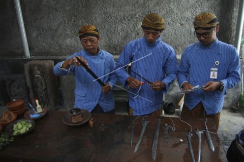Membersihkan keris dan tombak pusaka