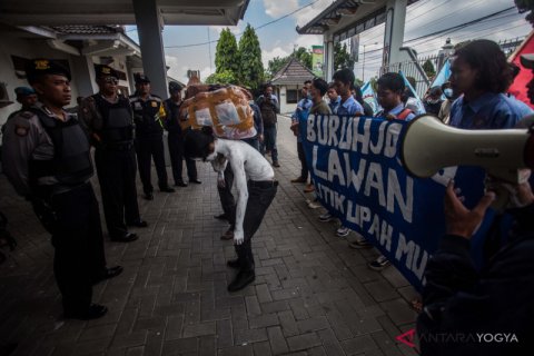 BURUH DIY TUNTUT UPAH LAYAK