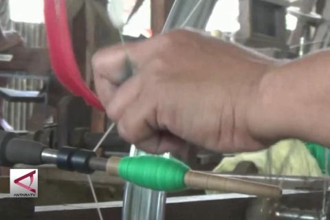 Perajin lurik yang memanfaatkan pergub pakaian adat