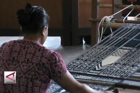 Mufidah Jusuf Kalla  ajak Dekranasda pasarkan  online