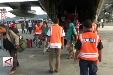 Puluhan korban Gempa Palu tiba di Lanud Abd Saleh