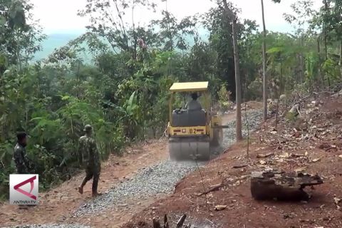 TMMD bangun pintasan jalan bagi warga durenombo