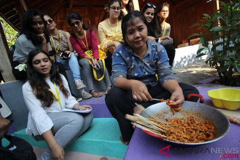 Mahasiswa Asing Kunjungi Kampung Ketandan Surabaya