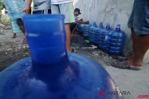 Pengungsi Antre Air Bersih