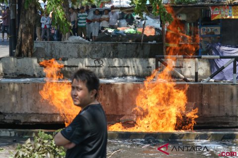 Pipa Gas Terbakar